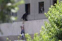 Evakuasi Warga dari Gedung Parlemen Saat Serangan Teror di Iran, 12 Orang Tewas