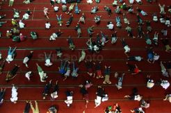 Usai Salat Jumat, Ribuan Jamaah Istirahat di Masjid Istiqlal