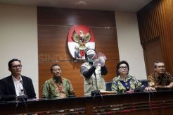 KPK Tunjukkan Barang Bukti OTT Jaksa Kejati Bengkulu