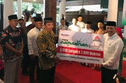 Semen Indonesia Bagikan Ribuan Perlengkapan Salat di Kabupaten Rembang
