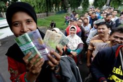Mobil Kas Keliling di Lapangan Kodam V/Brawijaya Diserbu Warga