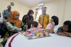 Mensos Khofifah Kunjungi Keluarga Joni di RSPA Bambu Apus