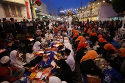 Ribuan Warga Bandung Buka Puasa Bersama di Jalan Asia-Afrika