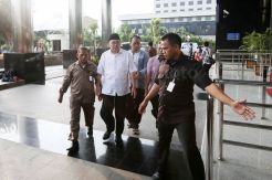 Gubernur Bengkulu Ridwan Mukti dan Istri Tiba di KPK