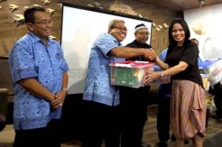 Blue Bird Bagi-Bagi Bingkisan Lebaran Kepada Pengemudi
