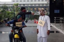 Jurnalis Anti Korupsi Gelar Aksi Teaterikal Penyiraman Air Keras Novel Baswedan