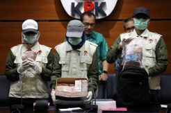 Penyidik KPK Tunjukkan Barbuk 1,26 Miliar dari OTT Bengkulu
