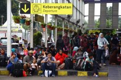 Pemudik Menumpuk di Selasar Stasiun Pasar Senen