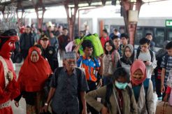 H-1 Lebaran, Stasiun Senen Masih Dipadati Pemudik