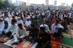 Ribuan Umat Muslim Salat Idul Fitri di Flyover Kyai Tapa