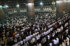 Ribuan Umat Muslim Salat Idul Fitri di Masjid Istiqlal