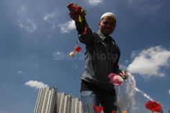 Usai Salat Ied, Warga Berziarah ke TPU Karet Bivak
