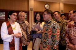 Dibalut Kebaya Putih, Sri Mulyani Tampil Cantik pada Open House di Kediaman