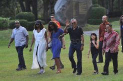 Obama dan Keluarga Kunjungi Borobudur