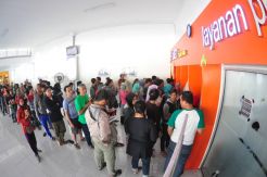 Ratusan Penumpang Antre Tiket KA Prameks