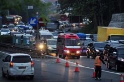 Antrean Panjang Jelang di Pintu Keluar Tol Tembalang