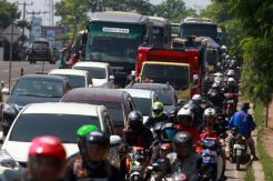 Ribuan Kendaraan Bergerak Pelan di Ruas Jalan Cikampek