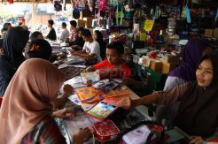 Toko Buku di Pasar Kramat Jati Diserbu Pembeli