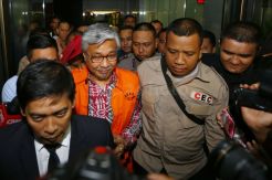 KPK Tahan Gubernur Sultra Nur Alam