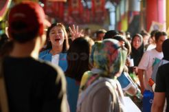 Kegigihan SPG Menawarkan Produk di Jakarta Fair