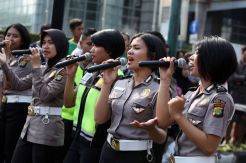 Polisi Cantik Hibur Pengunjung CFD
