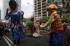Boneka Raksasa Asal Prancis Bersama Ondel-Ondel Hibur Warga Jakarta