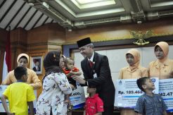 Ganjar Pranowo Serahkan Santunan Korban Jatuhnya Helikopter Basarnas