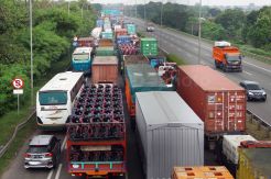 Usai Libur Lebaran, Kendaraan Besar Mulai Padati Jalan Tol