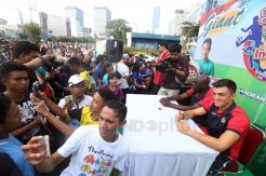 Kiper RCD Espanyol Edu Frias Sapa Pengunjung CFD di Jakarta