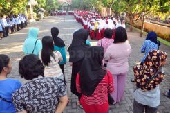 Antar Sekolah Hari Pertama, Orang Tua Siswa Ikut Upacara