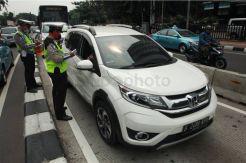 Polisi Tilang Penerobos Jalur Transjakarta