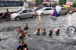 Hujan Deras Akibatkan Jalanan Tergenang di Semarang