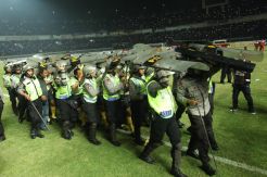 Polisi Bentuk Payung Tameng Kawal Wasit Keluar Lapangan usai Laga Persib-Persija