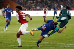 Benturan Berujung Cedera antara Pedro dan David Ospina