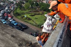 Pasukan Orange Bersih-Bersih Sampah di Flyover Pasar Rebo