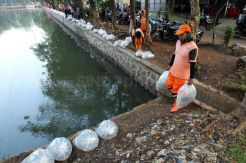 Pasukan Orange Tabur Benih Ikan di Waduk Sigura-Gura
