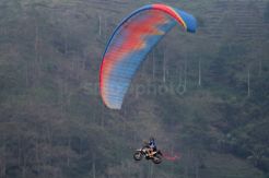 Aksi Ekstrem Warnai Festival Paragliding 2017