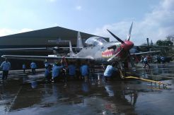 Rayakan HUT Ke-57 Skadron Teknik 022, Prajurit TNI AU Mandikan Pesawat