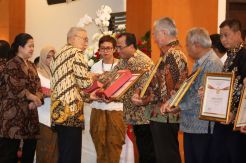 Polri dan 13 Intitusi Terima Penghargaan dari UKP PIP