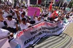 Ratusan Karyawan PD Pasar Jaya Gelar Unjuk Rasa Tolak Tenaga Profesional