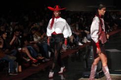 Perpaduan Elemen Pasir, Kayu dan Beton dalam Fashion & Art Vibes #01