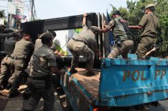 Satpol PP Tertibkan PKL di Trotoar Jalan Pasar Minggu
