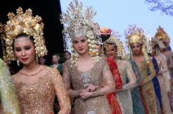 Warna-warni Kebaya dalam Fashion Show Merajut Nusantara