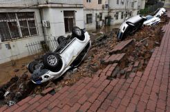 Mobil Bergelimpangan Dihantam Badai di Dalian China