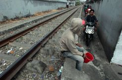 Menempuh Bahaya, Berkendara di Pinggir Rel