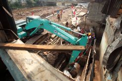 Pemasangan Turap Ciliwung di Bukit Duri