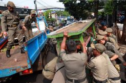Satpol PP Jakarta Selatan Sterilkan Trotoar Kawasan Pasar Minggu