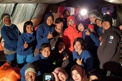 Istri Kapolri dan Polwan Mendaki Puncak Cartenz