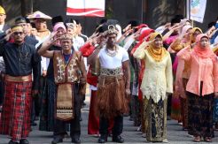Kenakan Baju Adat, Pegawai Kemensos Ikuti Upacara HUT RI