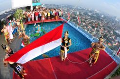 Star Hotel Semarang Gelar Upacara 17 Agustus di Sky Pool